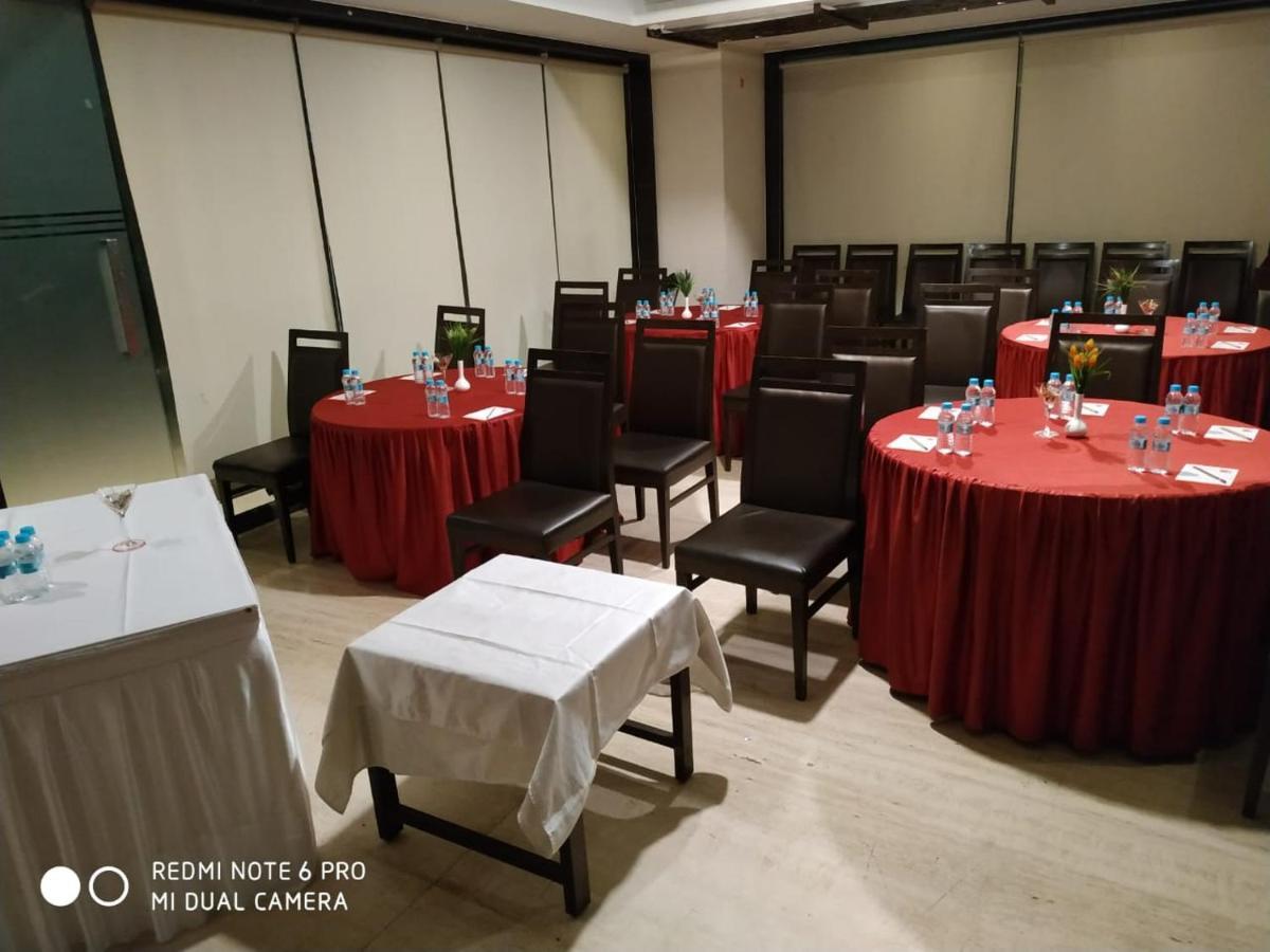 Tarawade Clarks Inn Pune Exterior foto