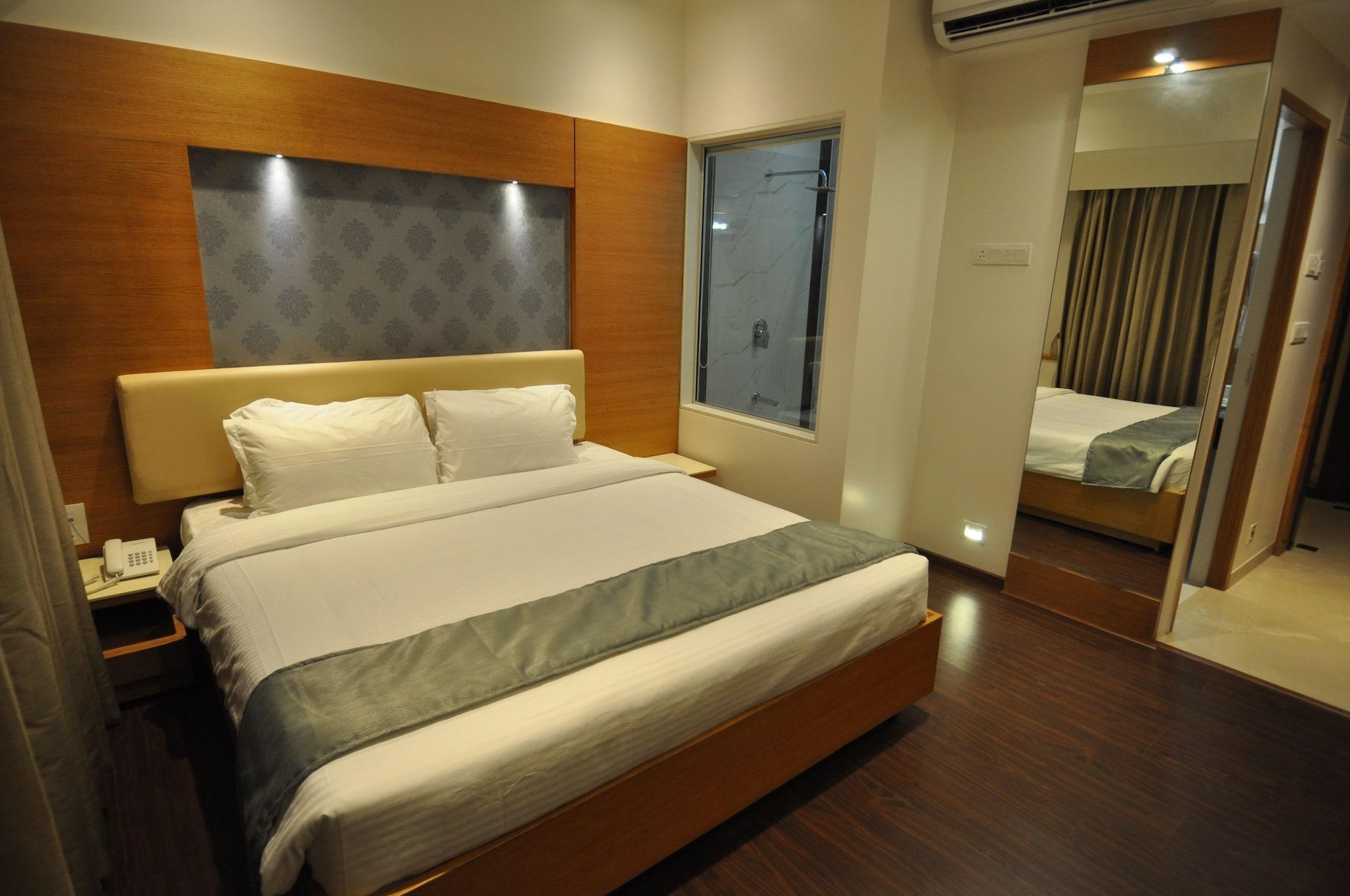 Tarawade Clarks Inn Pune Exterior foto