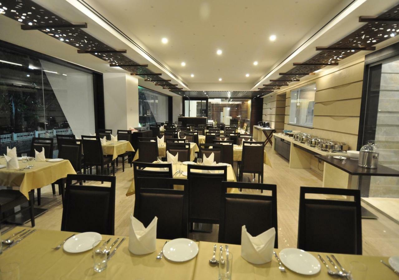 Tarawade Clarks Inn Pune Exterior foto